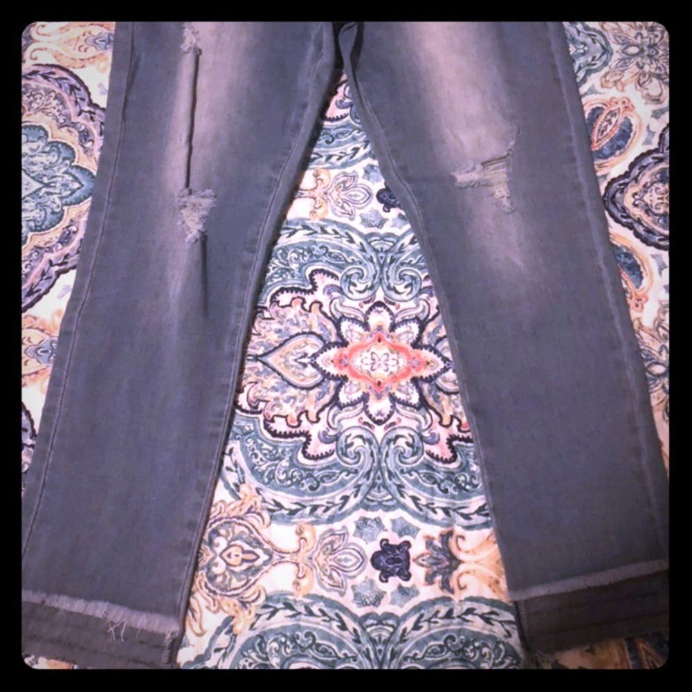 Distressed cropped jeans
